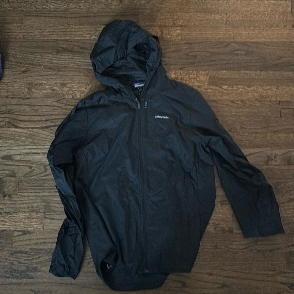 Patagonia barely worn size medium, black wind jacket